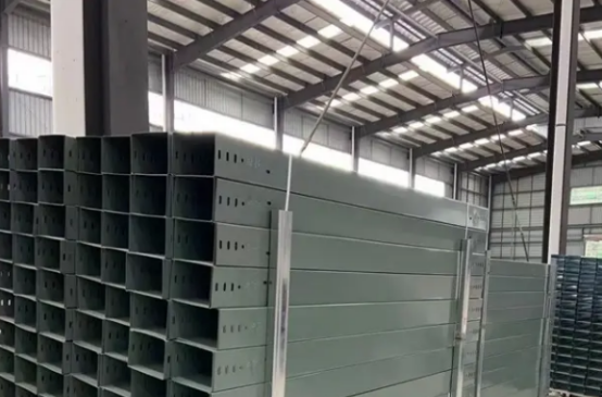 電纜橋架安裝圖片展示，寬度、高度和厚度相關說明